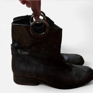 FRYE AND CO. Black Croc-Embossed Ankle Boots